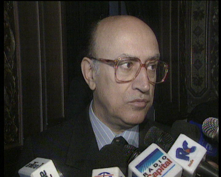 João Cravinho nega intenção de se demitir