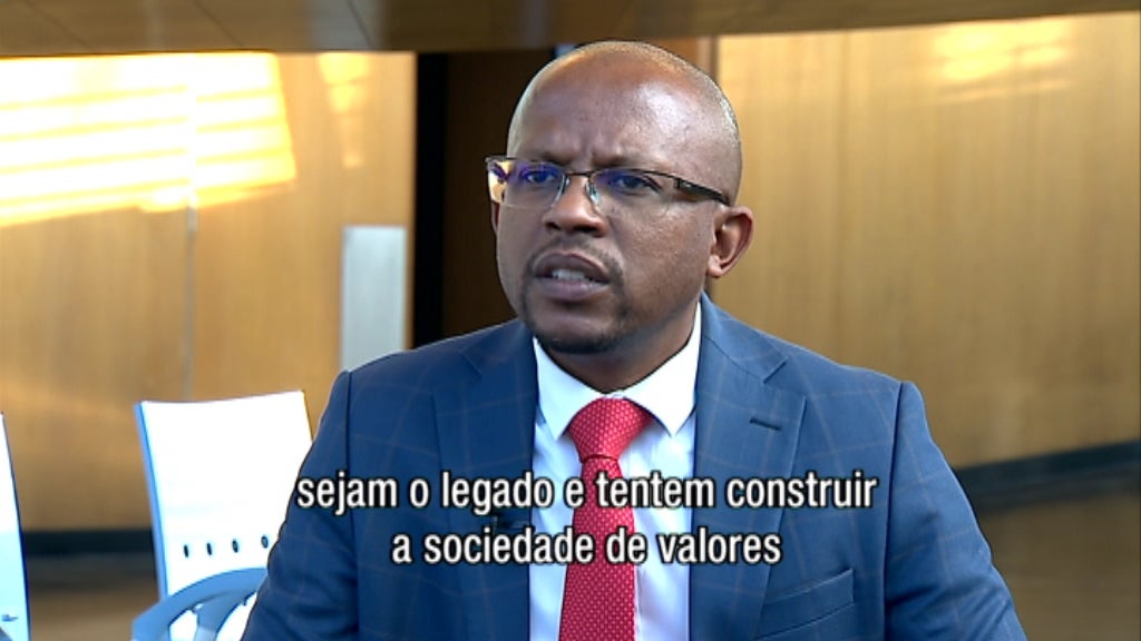 Entrevista com Sello Hatang