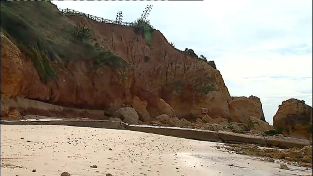 Desmoronamentos naturais nas falésias