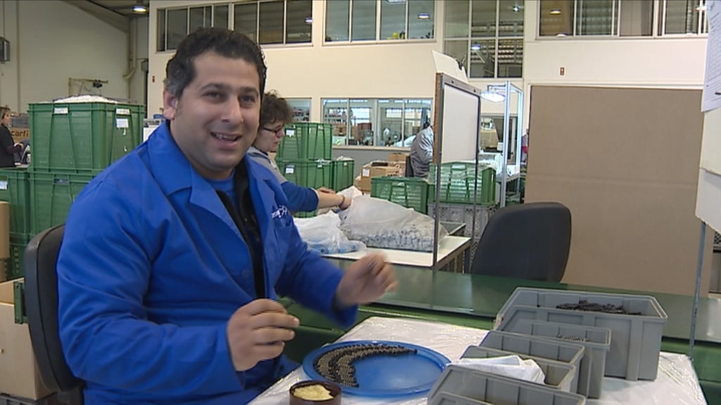 Primeiro dia de trabalho de casal de refugiados