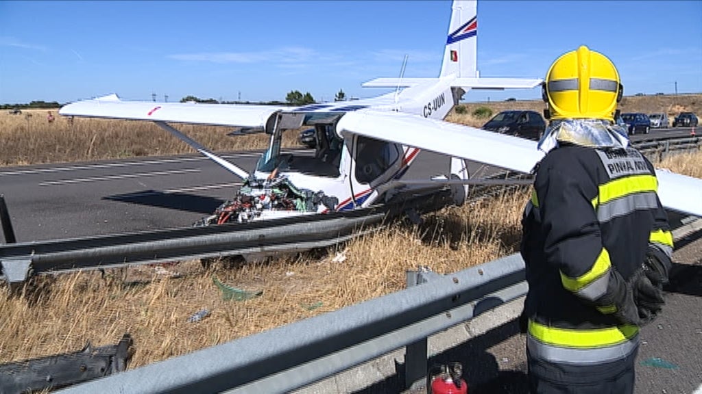 Avioneta aterra na A12