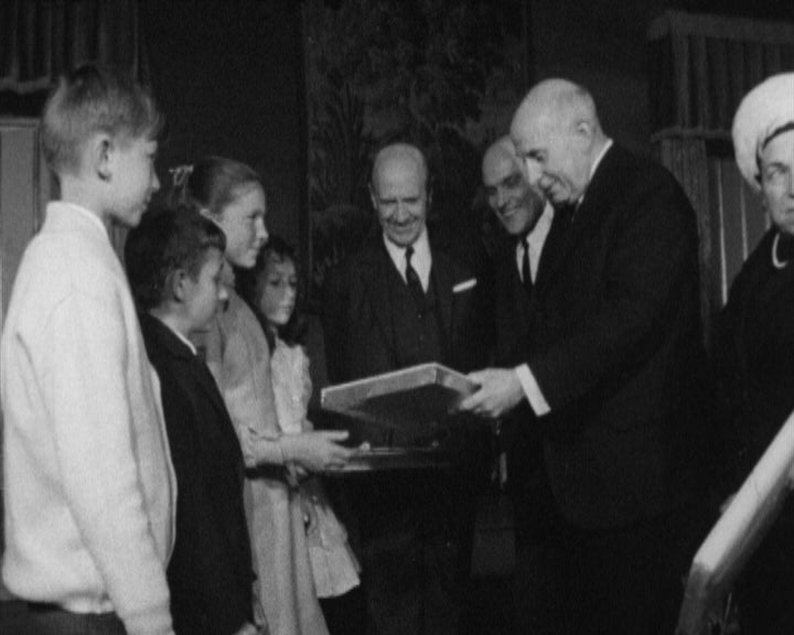 Américo Tomás recebe crianças em Belém