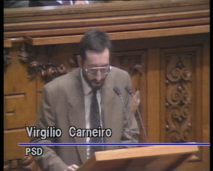 Críticas da oposição à política de educação