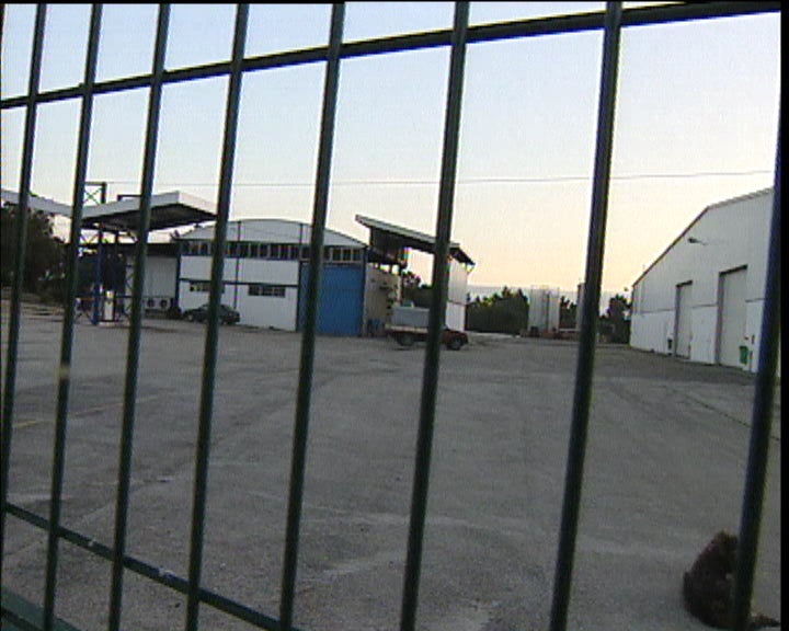 Populares preocupados com poluição causada por fábrica