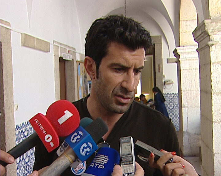 Figo visita Centro Social do Menino Deus