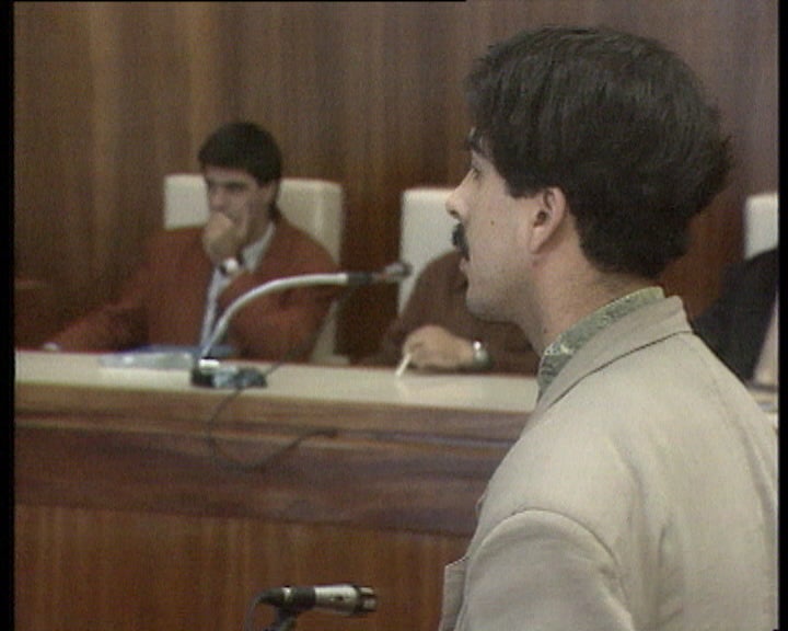 Mulheres polícia processam rádio