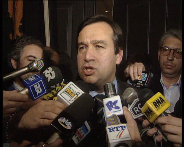 Oposição defende eleições antecipadas