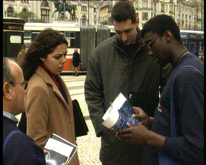 Voluntários para a cultura divulgam programação da Porto 2001