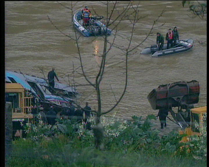 Operações de resgate do autocarro submerso no Rio Douro