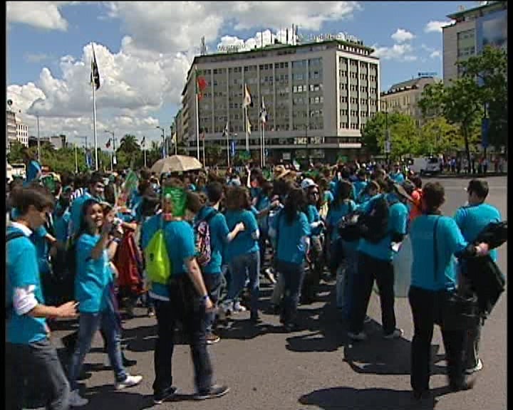 Papa atrai a juventude
