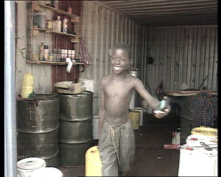 Angolanos utilizam contentores para habitação