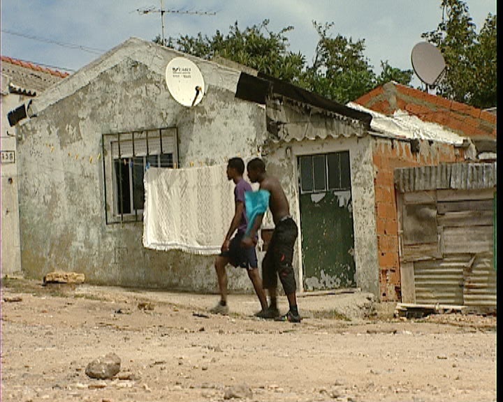 Cortes nos apoios sociais