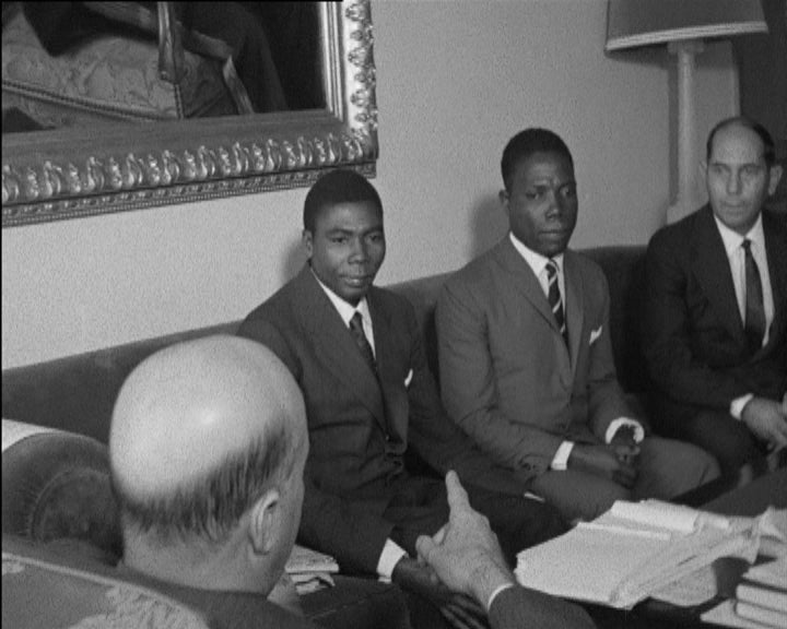 Peixoto Correia recebe cumprimentos de militares