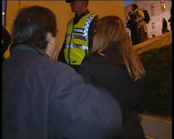 Tensão entre a polícia e manifestantes na escadaria da Assembleia da República