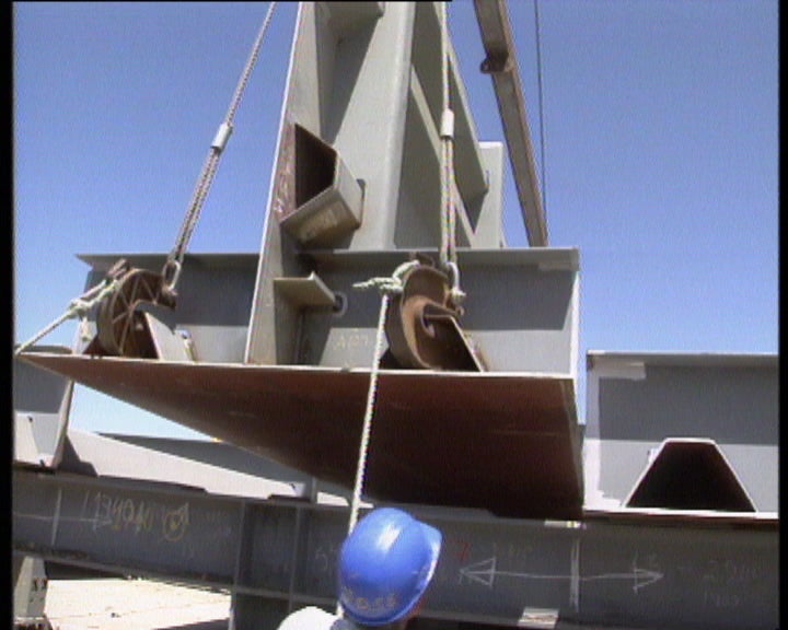 Ponte suspensa no estaleiro de Sines