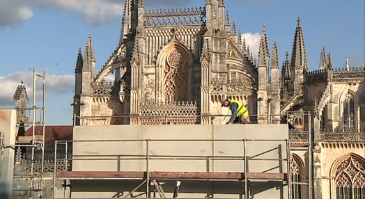 Muro polémico no Mosteiro da Batalha