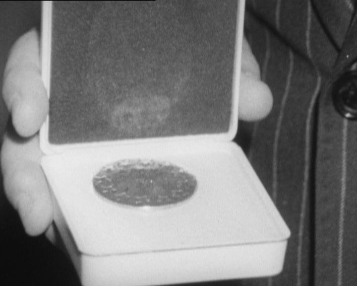 Condecoração de Mário Soares