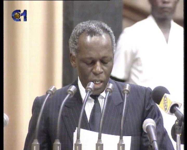 Reunião multipartidária em Angola