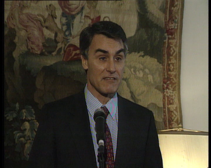 Cavaco Silva apela à paz em Angola