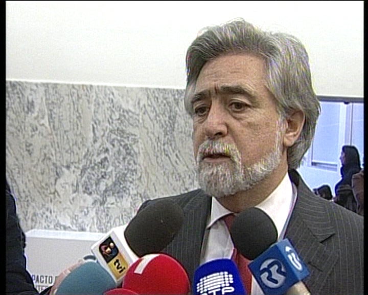 Luís Amado condena atentado em Cabinda