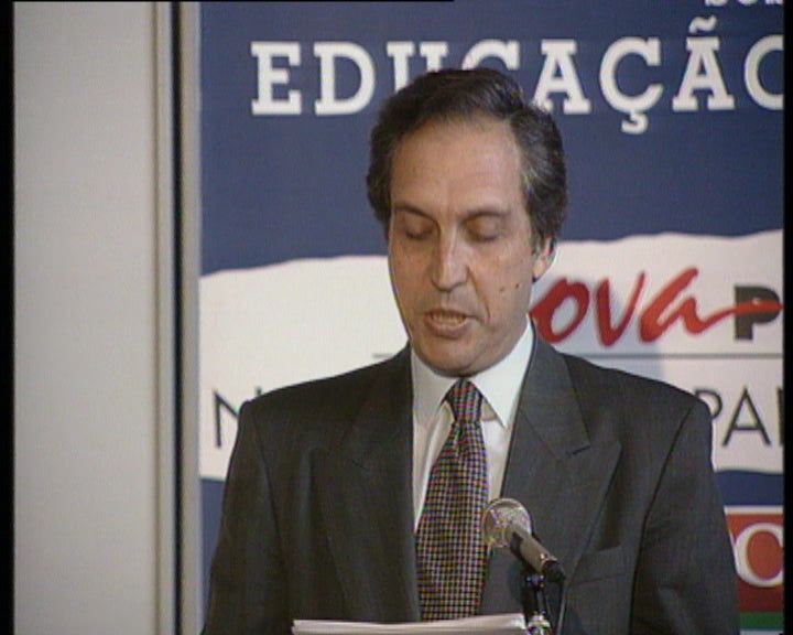 PCP reúne e crítica PSD e PS