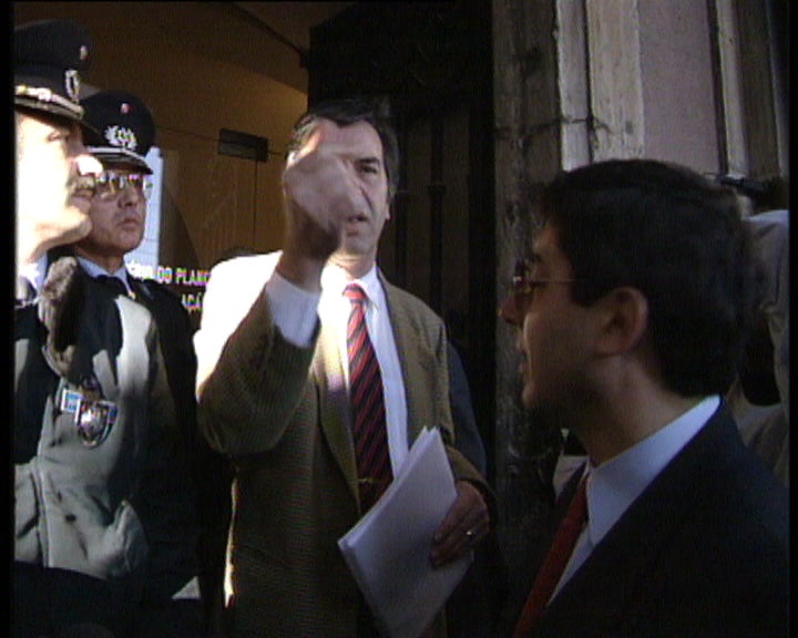 Valente e Oliveira reage a protestos