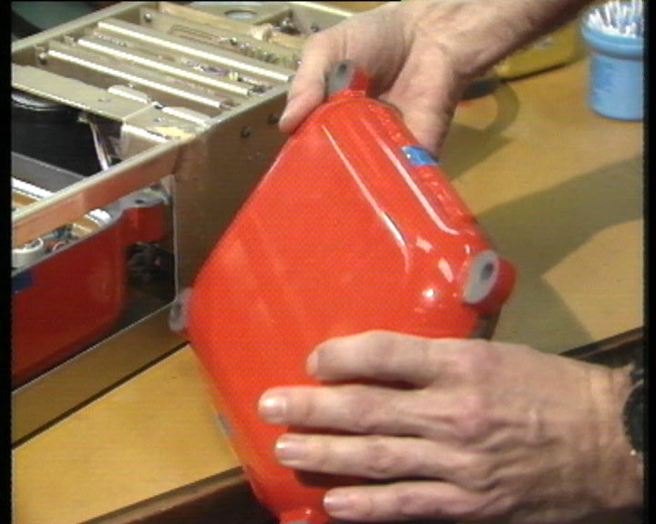 Peritos analisam a caixa do avião sinistrado