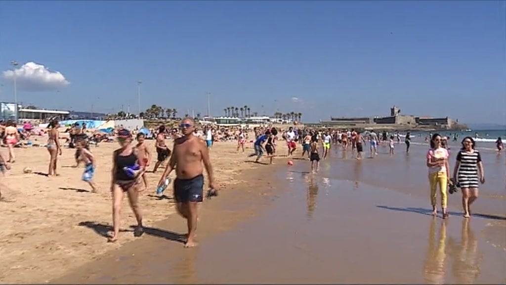 Portugueses a banhos na praia de Carcavelos