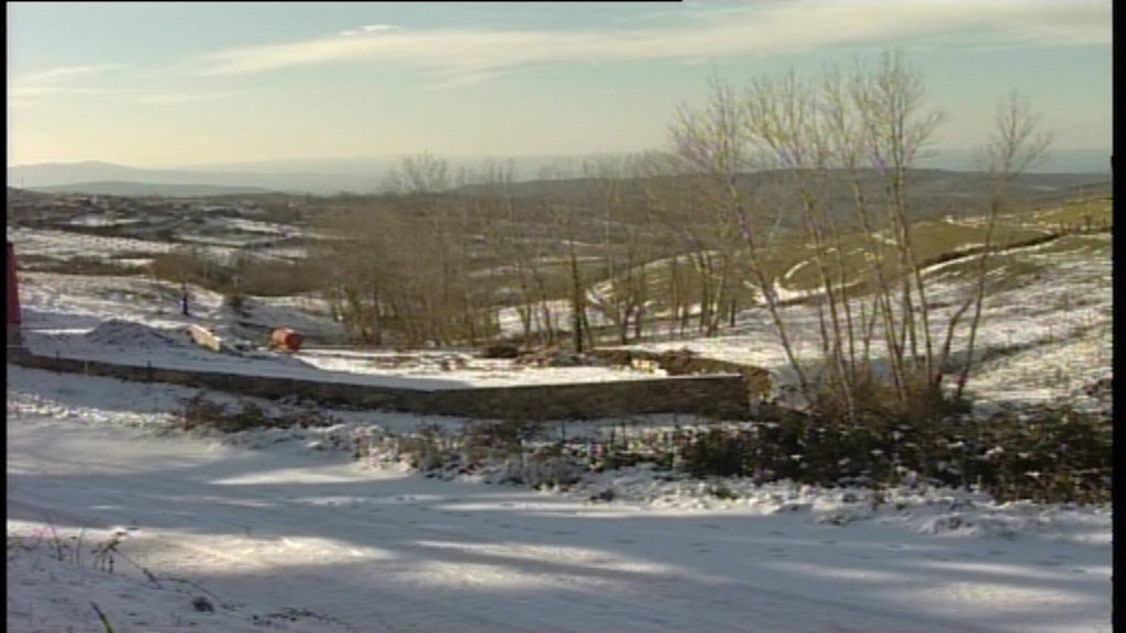 Autoestradas continuam cortadas devido à neve