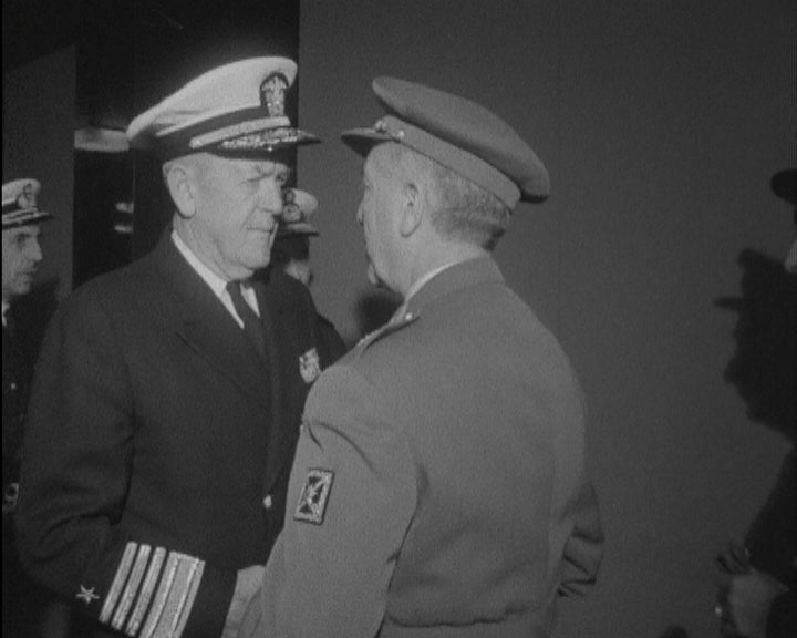 Almirante Ephraim Holmes parte para Bruxelas