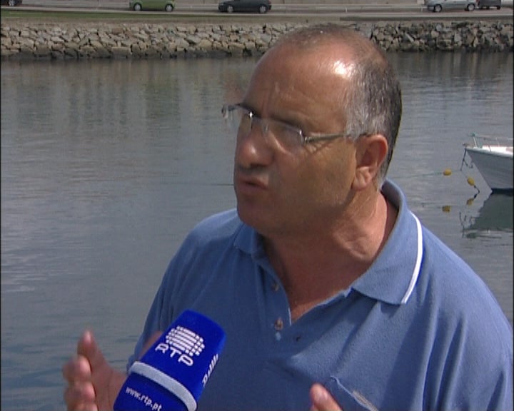 Pescadores rejeitam a obrigatoriedade do colete salva-vidas