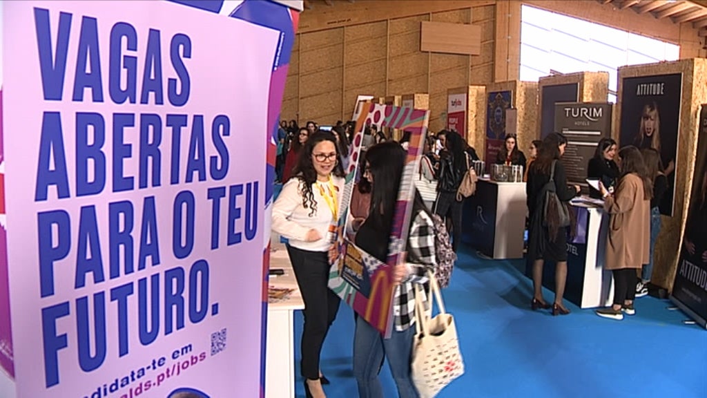 Jovens procuram emprego na Bolsa de Emprego de Turismo