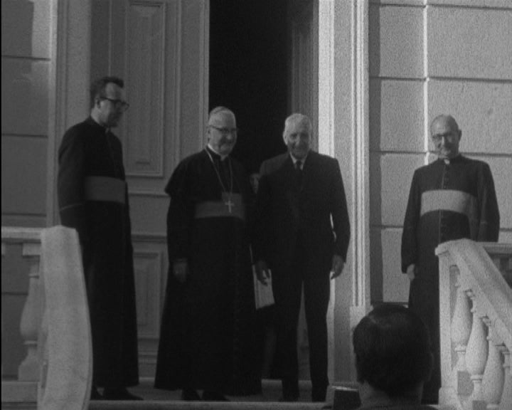 Salazar recebe cardeal delegado pelo Papa