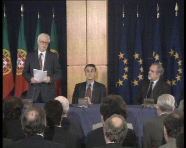 Bruce Millan assina II quadro de apoio comunitário