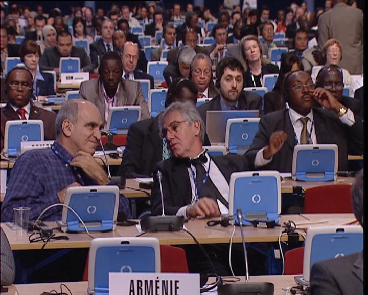 Mais computadores para as escolas