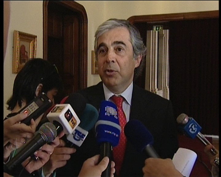 Passos Coelho elogia deputados do PSD