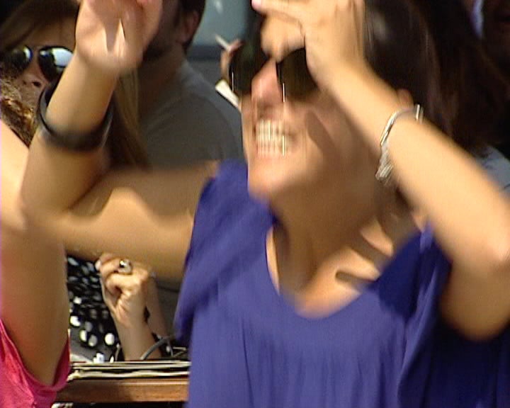 Adeptos vêm pela televisão o jogo Portugal vs Brasil